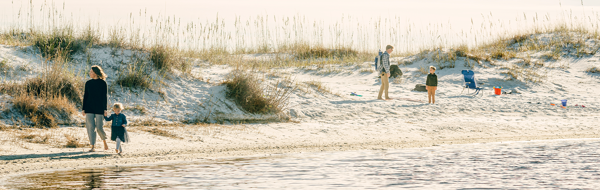 A family plays on the Dune Allen's beach. 